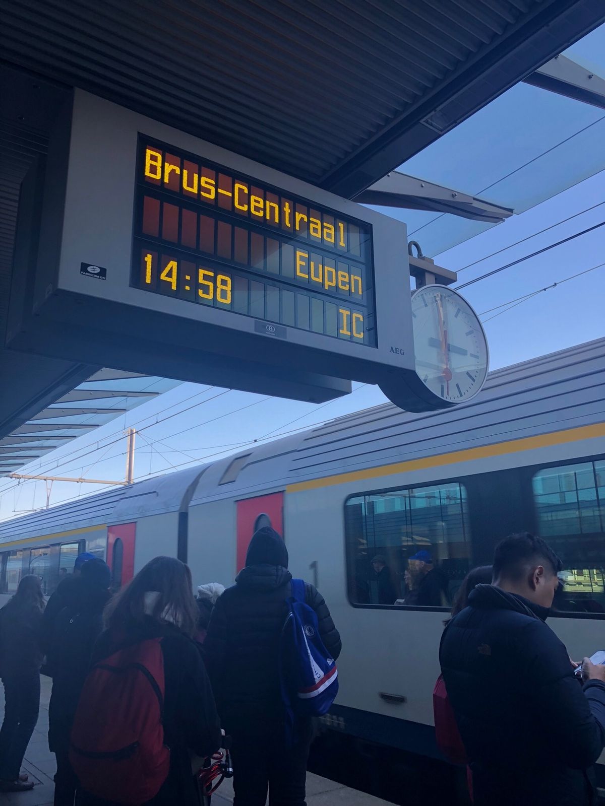 ICにてブルージュへ😄
街並みがかわいい！
ブラブラ歩いてて見つけた落書き...