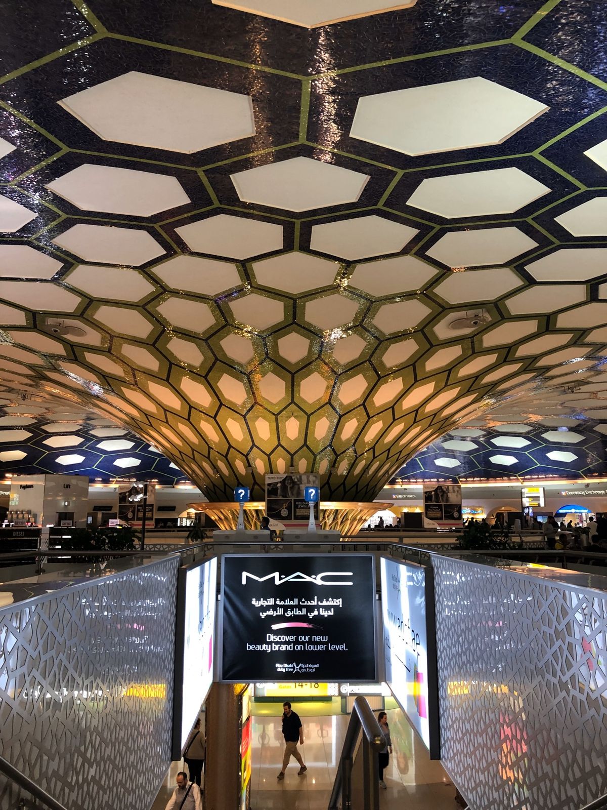 アブダビで乗継ぎ✈︎初の中東経由😊
空港が豪華！水が高い…

