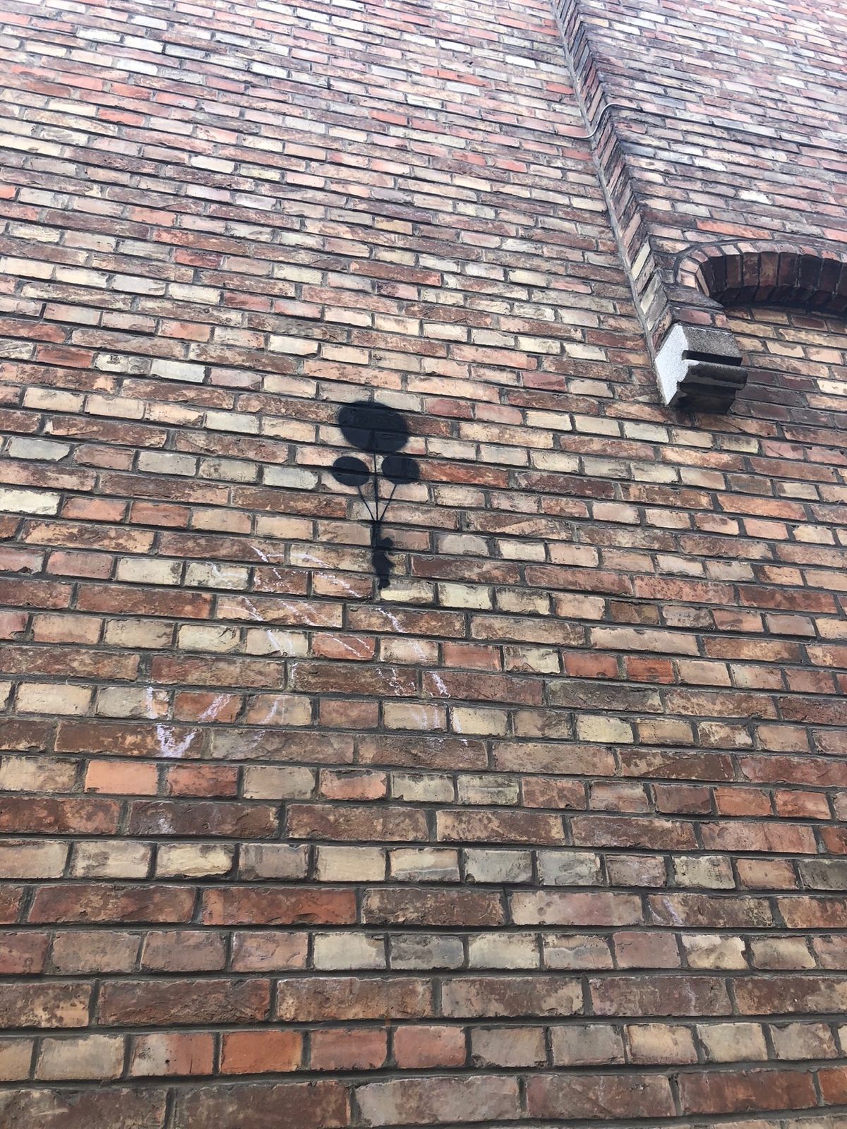 ICにてブルージュへ😄
街並みがかわいい！
ブラブラ歩いてて見つけた落書き...