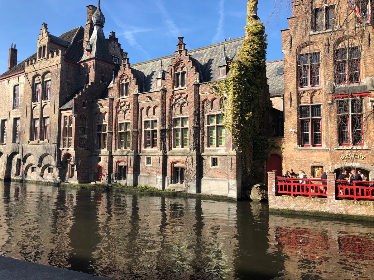 ICにてブルージュへ😄
街並みがかわいい！
ブラブラ歩いてて見つけた落書き...