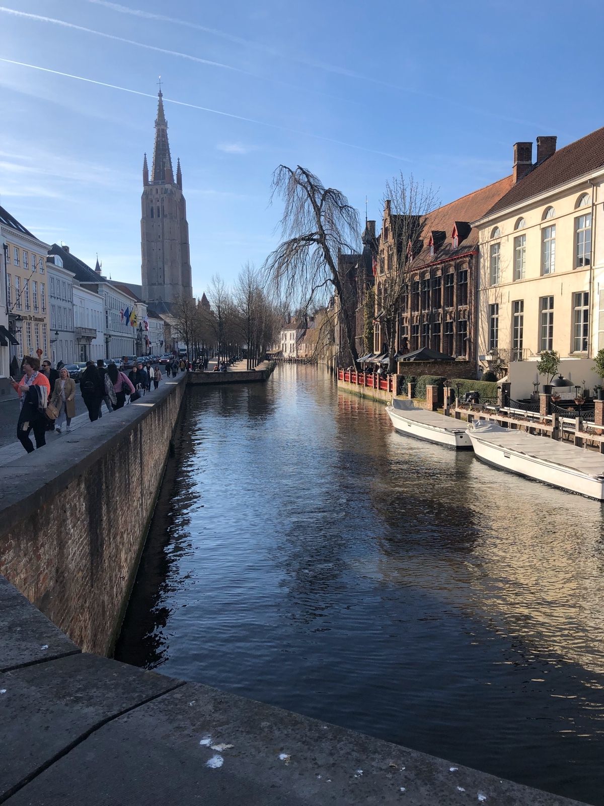 ブルージュはブリュッセルよりも穏やかな雰囲気😊