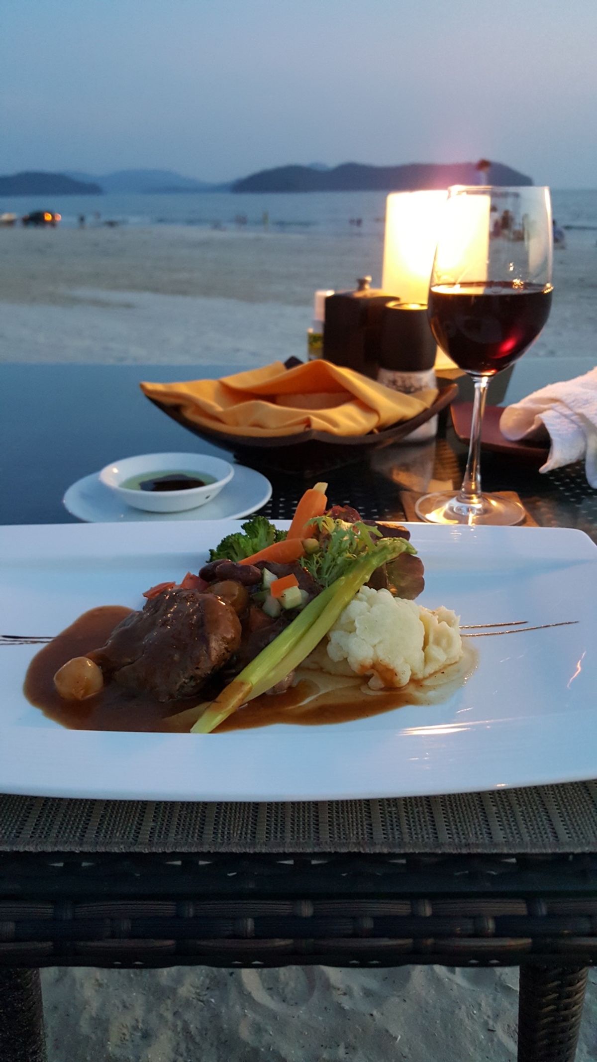 カサ・デル・マーレ②
ホテルのプライベートビーチでのディナー
バー&ロビー