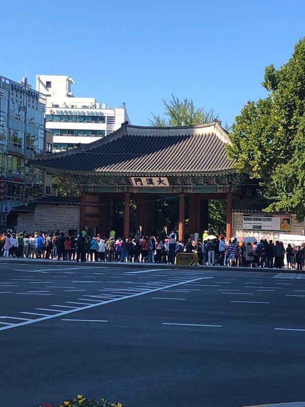 大韓民国 (韓国)・ソウル「韓国一人旅」の写真：徳寿宮での交代儀式
出遅れたためベストポ...