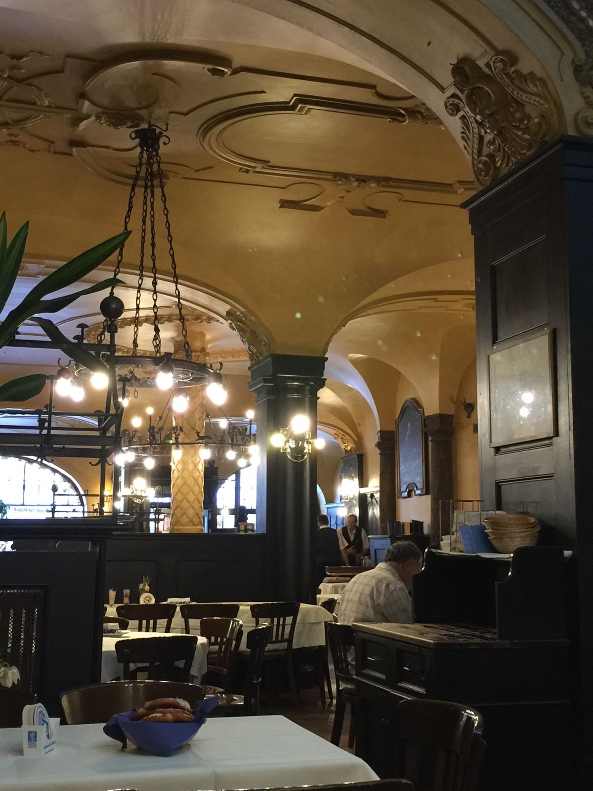 ドイツ　ビアホール
店名は忘れましたが
ビールにウィンナー最高でした！！