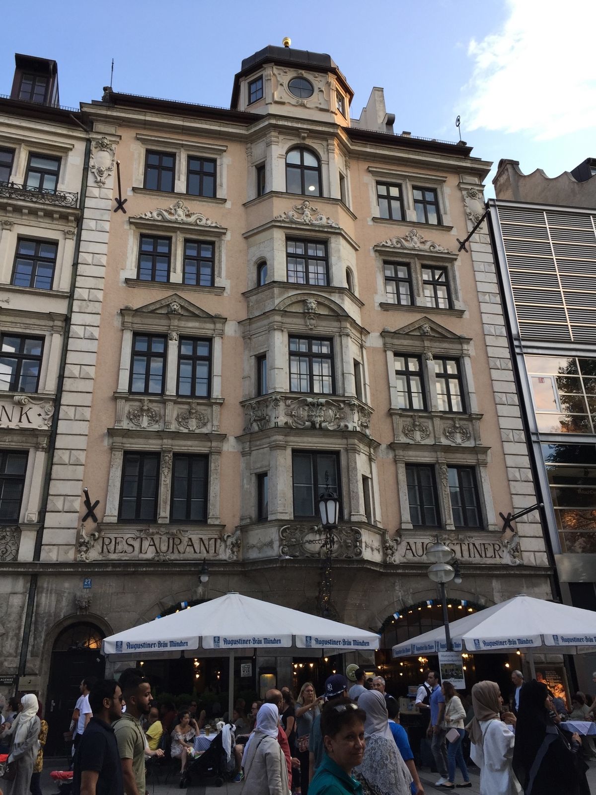 ドイツ　ビアホール
店名は忘れましたが
ビールにウィンナー最高でした！！