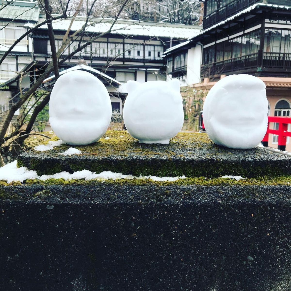 積善館と近所の子供が作った雪人形（力作すぎる…）