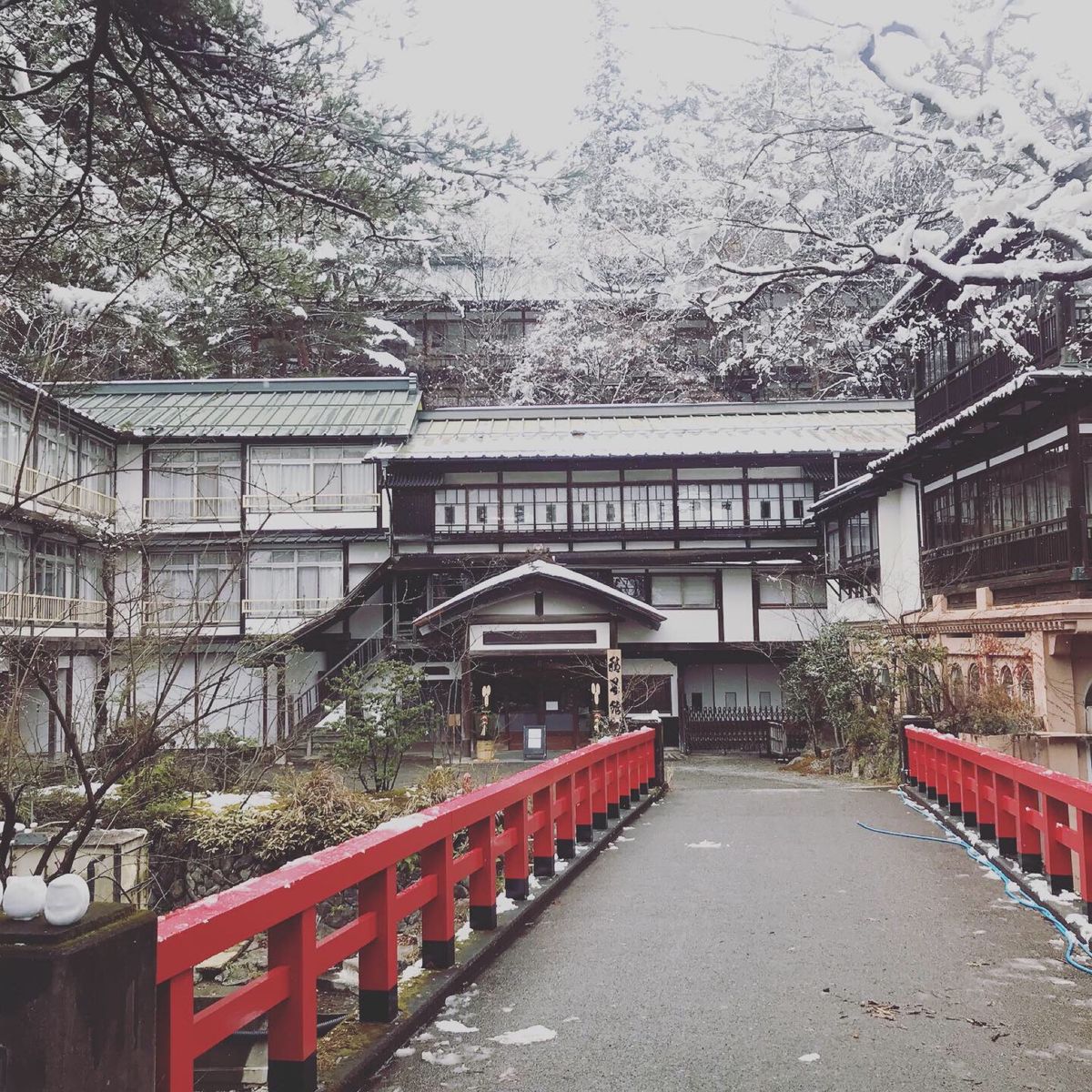 積善館と近所の子供が作った雪人形（力作すぎる…）