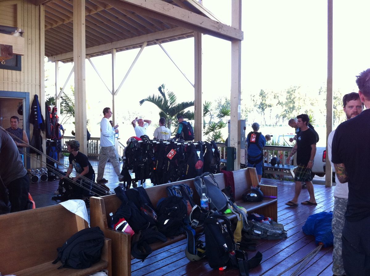 翌朝、スカイダイビングへ
そういえばこの8年前に行ったグアムでもスカイダイ...