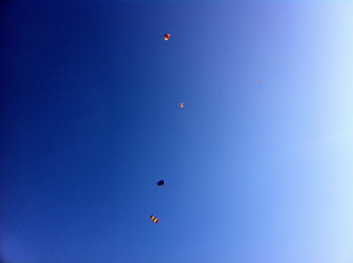 翌朝、スカイダイビングへ
そういえばこの8年前に行ったグアムでもスカイダイ...