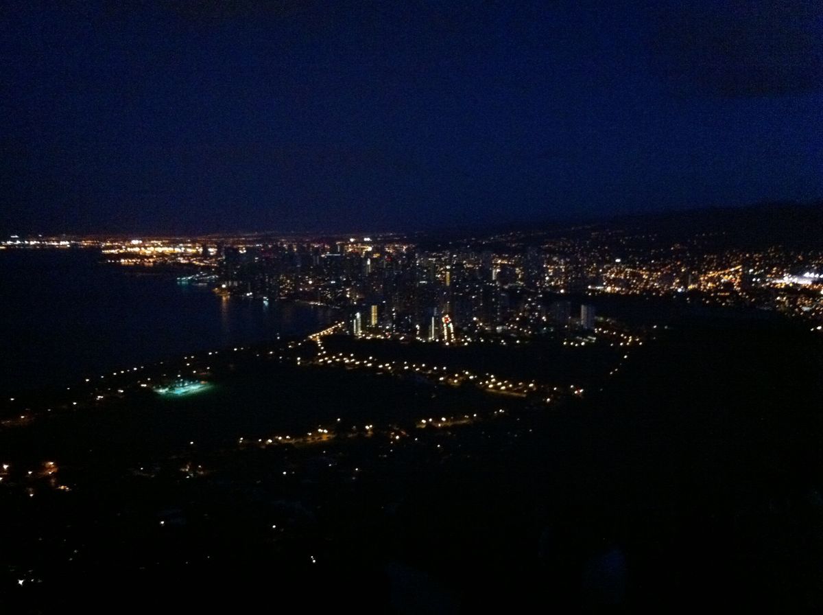 翌朝、ダイヤモンドヘッドのサンライズツアーへ
真っ暗な中登り始めたのを覚え...