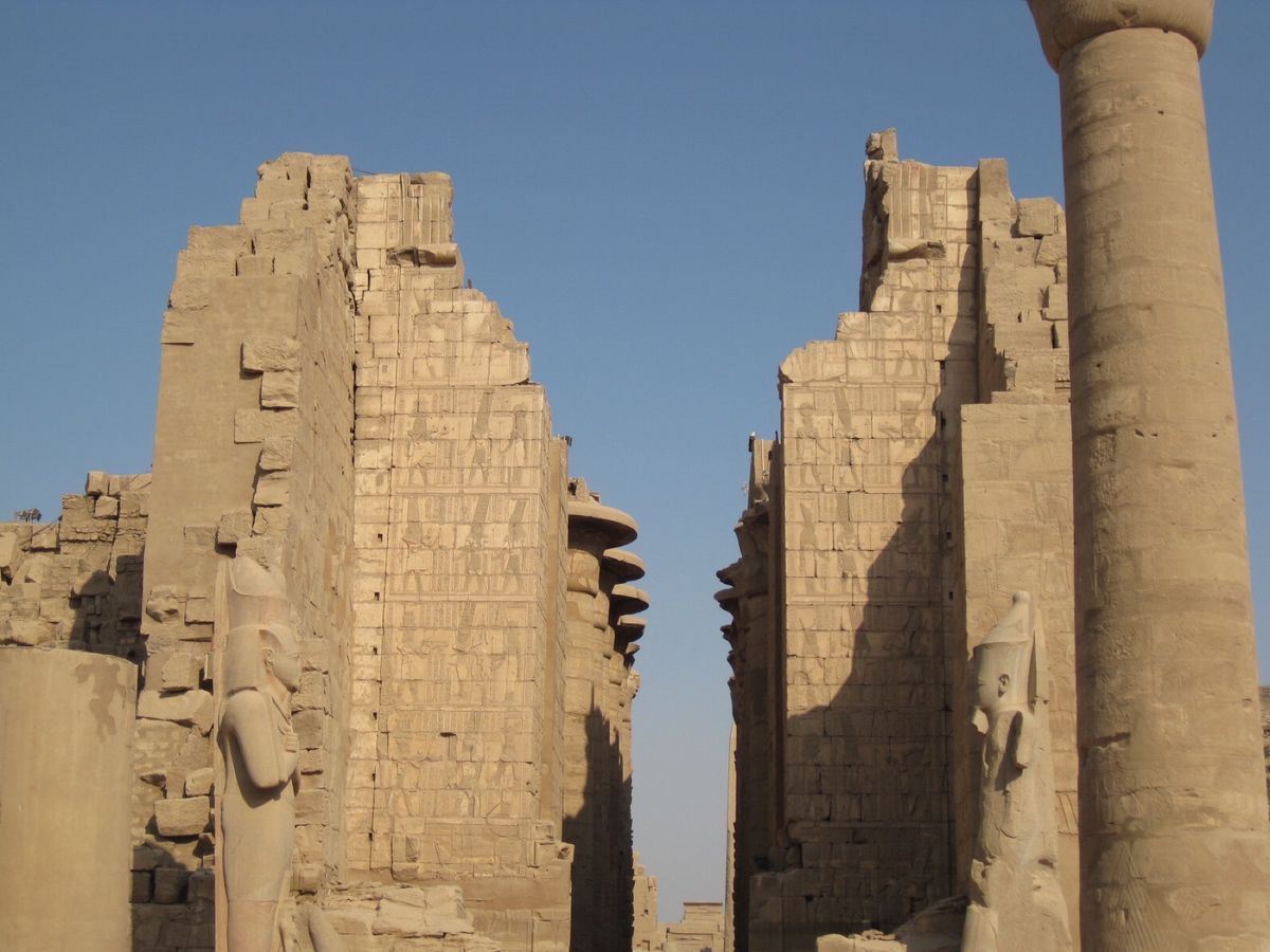 ルクソールには現存する神殿が多数
ギザの三大ピラミッドはカイロから近距離で...