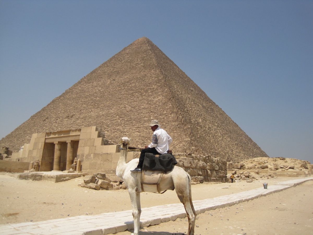 ルクソールには現存する神殿が多数
ギザの三大ピラミッドはカイロから近距離で...