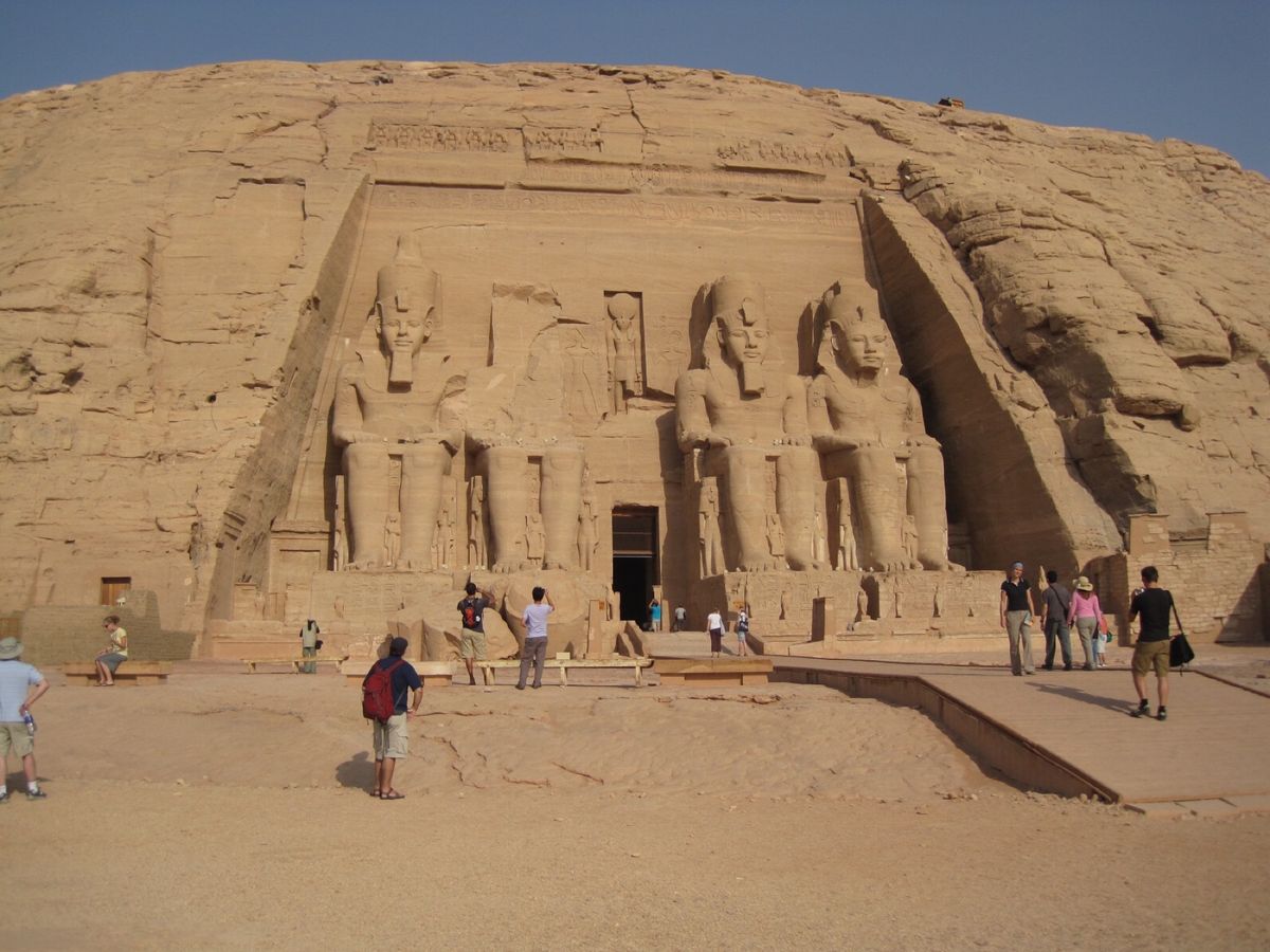 エジプト南部の世界で最初の世界遺産　アブシンベル神殿からナイル川を北上し中...