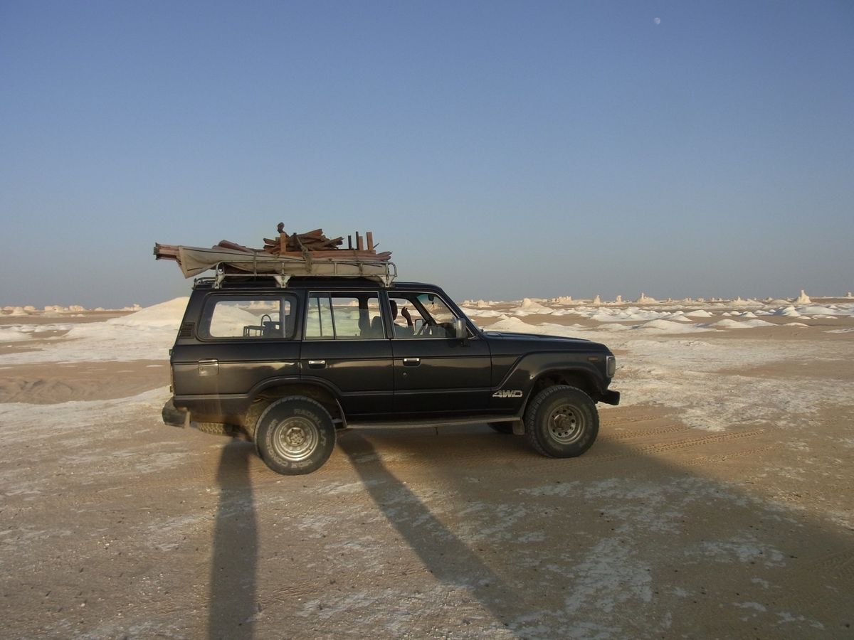 白砂漠は風が創り上げた奇妙で美しい世界
音もない砂漠の真ん中で、個人ツアー...