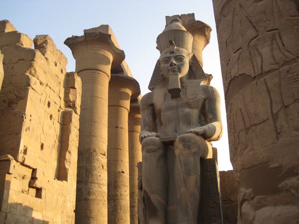 エジプト・カイロ「灼熱のエジプトを征く」の写真：ルクソールには現存する神殿が多数
ギザの...