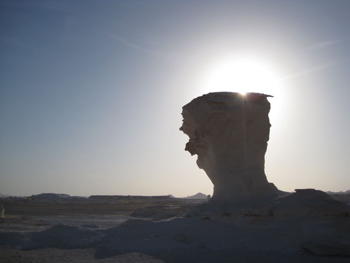白砂漠は風が創り上げた奇妙で美しい世界
音もない砂漠の真ん中で、個人ツアー...
