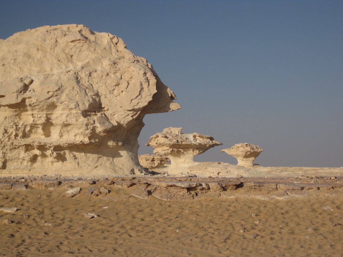 白砂漠は風が創り上げた奇妙で美しい世界
音もない砂漠の真ん中で、個人ツアー...