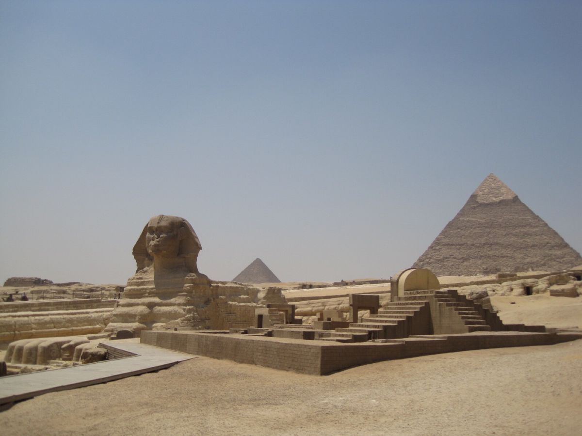 ルクソールには現存する神殿が多数
ギザの三大ピラミッドはカイロから近距離で...