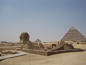 ルクソールには現存する神殿が多数
ギザの三大ピラミッドはカイロから近距離で...