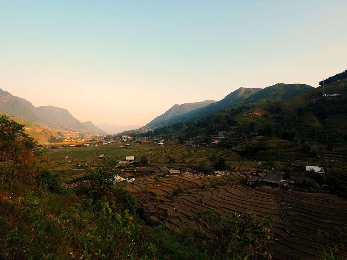 サパの街から一歩踏み出すと山一面に棚田が広がっています
そんな棚田を見下ろ...