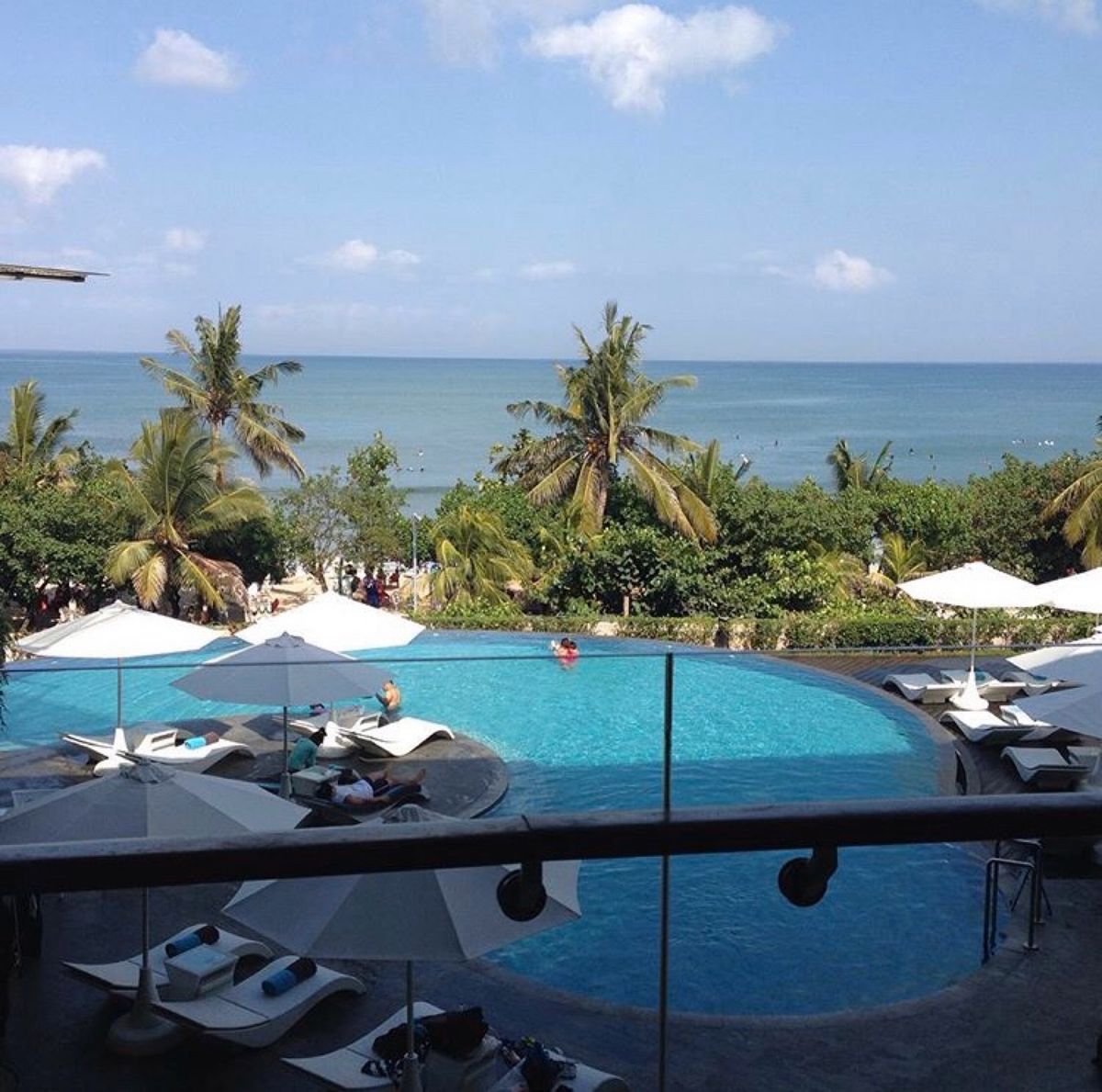 クタビーチでシンバという現地のサーファーと夕日を眺めました(^o^)
初一...