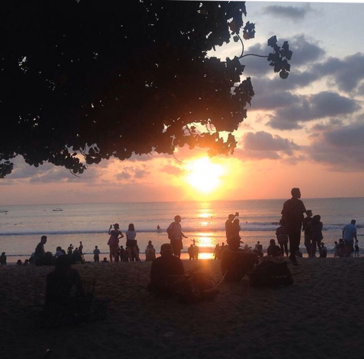 クタビーチでシンバという現地のサーファーと夕日を眺めました(^o^)
初一...