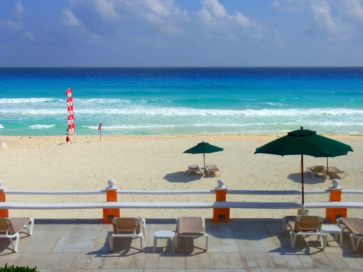 真っ青なカリブ海が広がるカンクン
カンクンから日帰りで行けるチェチェンイツ...