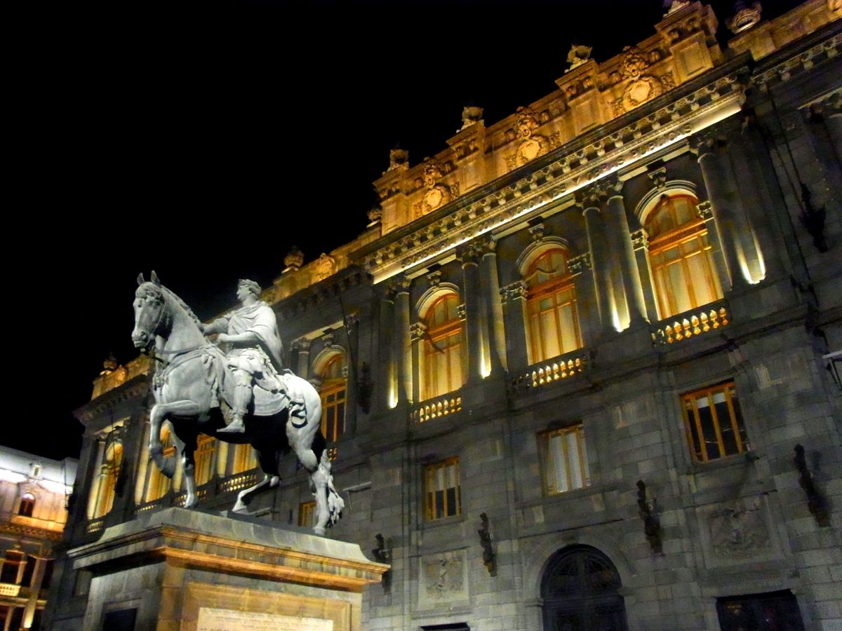 夜景も美しい首都メキシコシティ