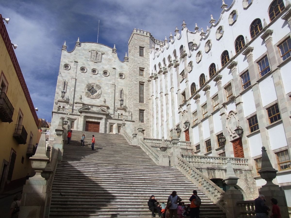 街全体が世界遺産のグアナファト
古城ホテルに宿泊