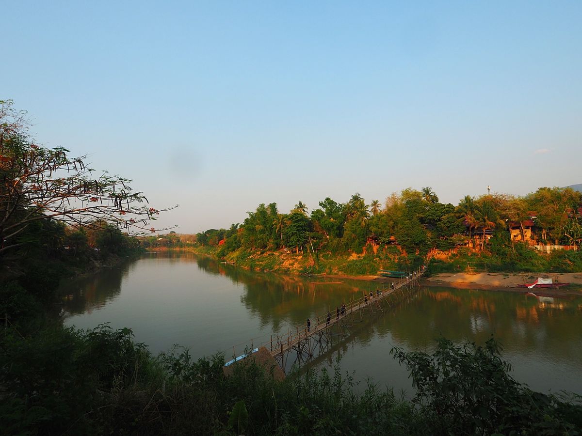 プーシーの丘から沈みゆく夕日を眺める
街の真ん中に流れるのはメコン川