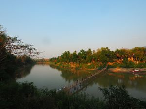 プーシーの丘から沈みゆく夕日を眺める
街の真ん中に流れるのはメコン川