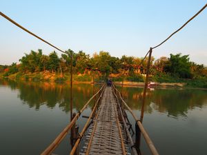 プーシーの丘から沈みゆく夕日を眺める
街の真ん中に流れるのはメコン川