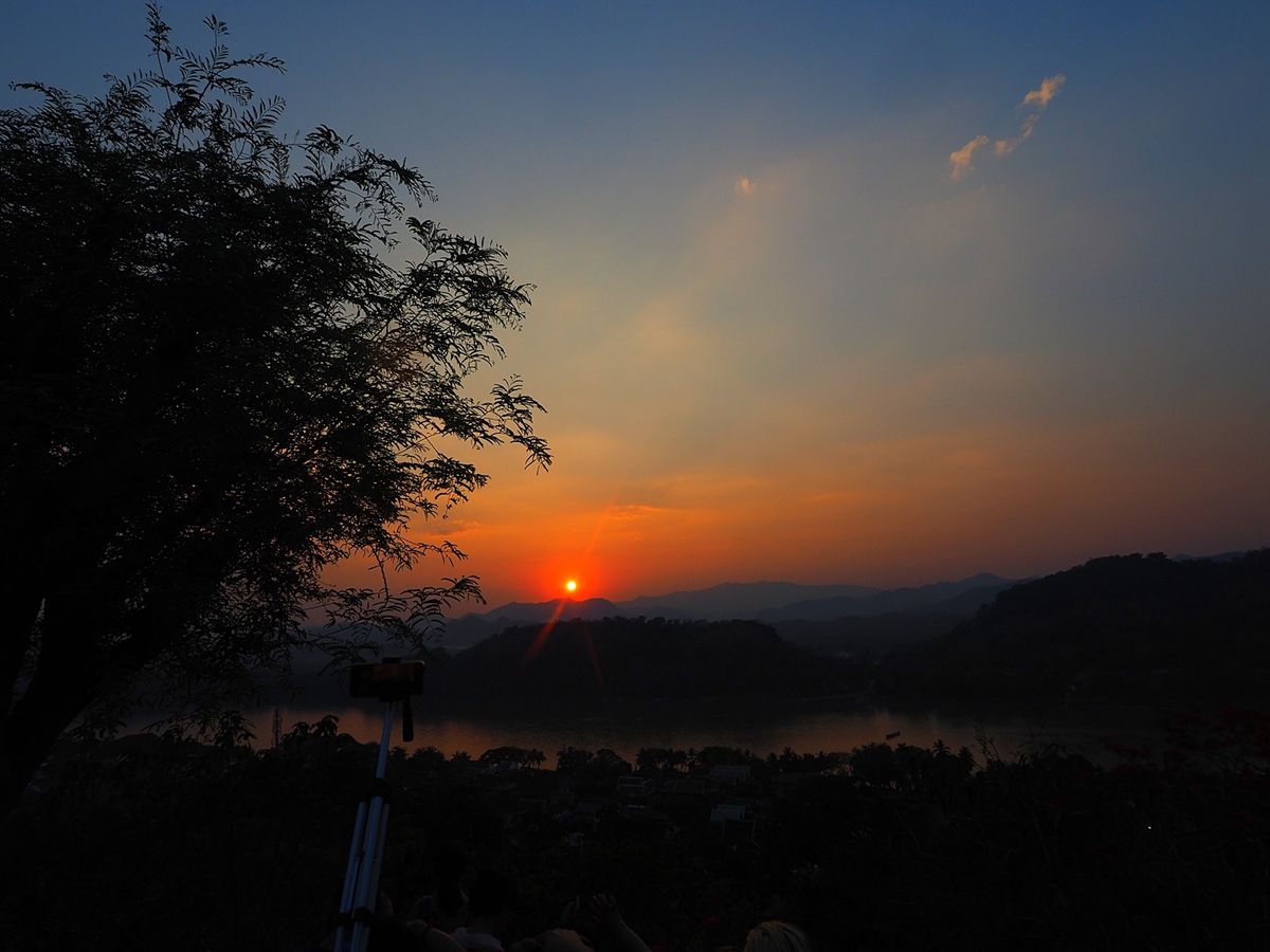 プーシーの丘から沈みゆく夕日を眺める
街の真ん中に流れるのはメコン川