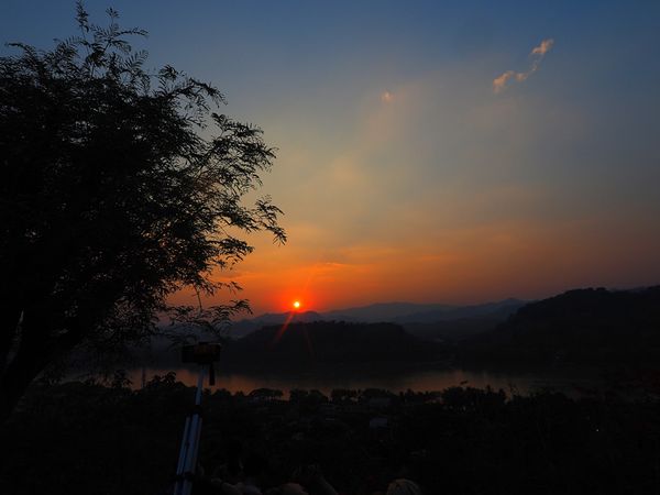 ラオス人民民主共和国・ルアンパバーン「ラオス  古都ルアンパバーン でのんびり」の写真：プーシーの丘から沈みゆく夕日を眺める
街...