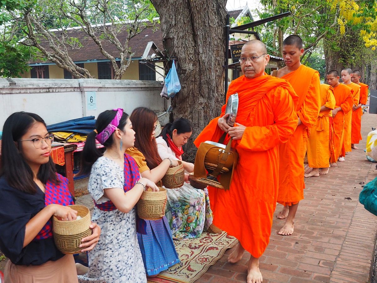 夜明けと共に始まる托鉢
托鉢のあとはホテルの川べりのテラスで朝ごはん🍽