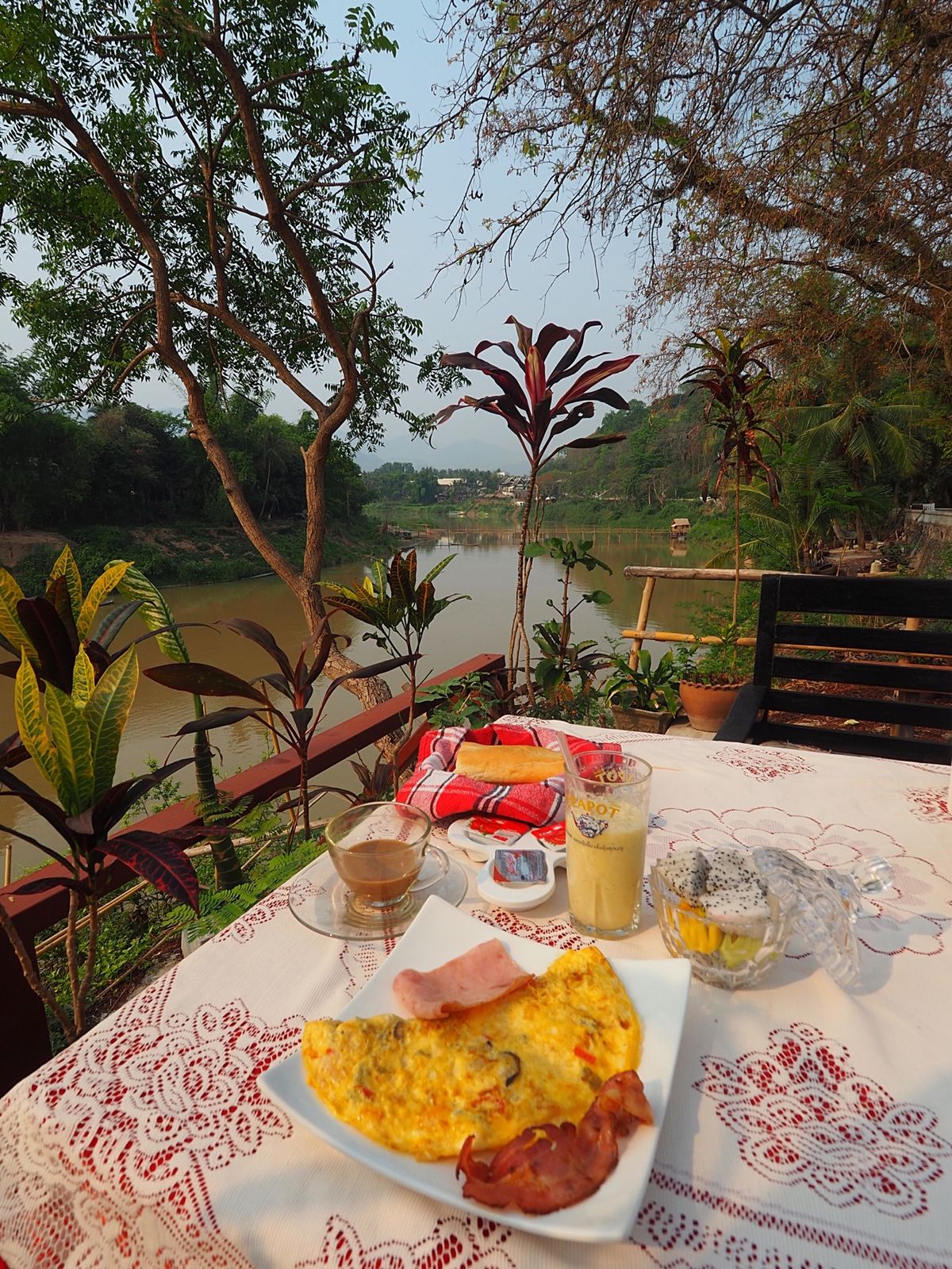 夜明けと共に始まる托鉢
托鉢のあとはホテルの川べりのテラスで朝ごはん🍽
