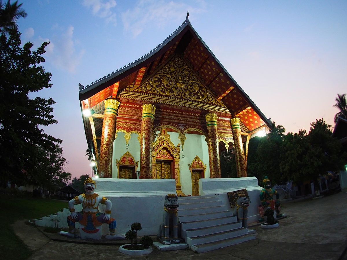プーシーの丘から沈みゆく夕日を眺める
街の真ん中に流れるのはメコン川