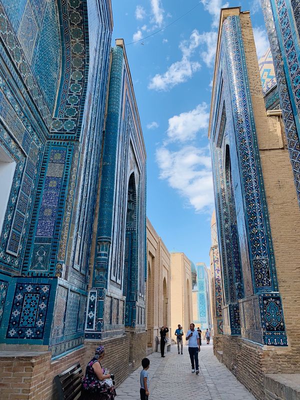 ウズベキスタン・ブハラ「ウズベキスタン」の写真：青のタイルが目に痛いくらい本当に綺麗。ま...