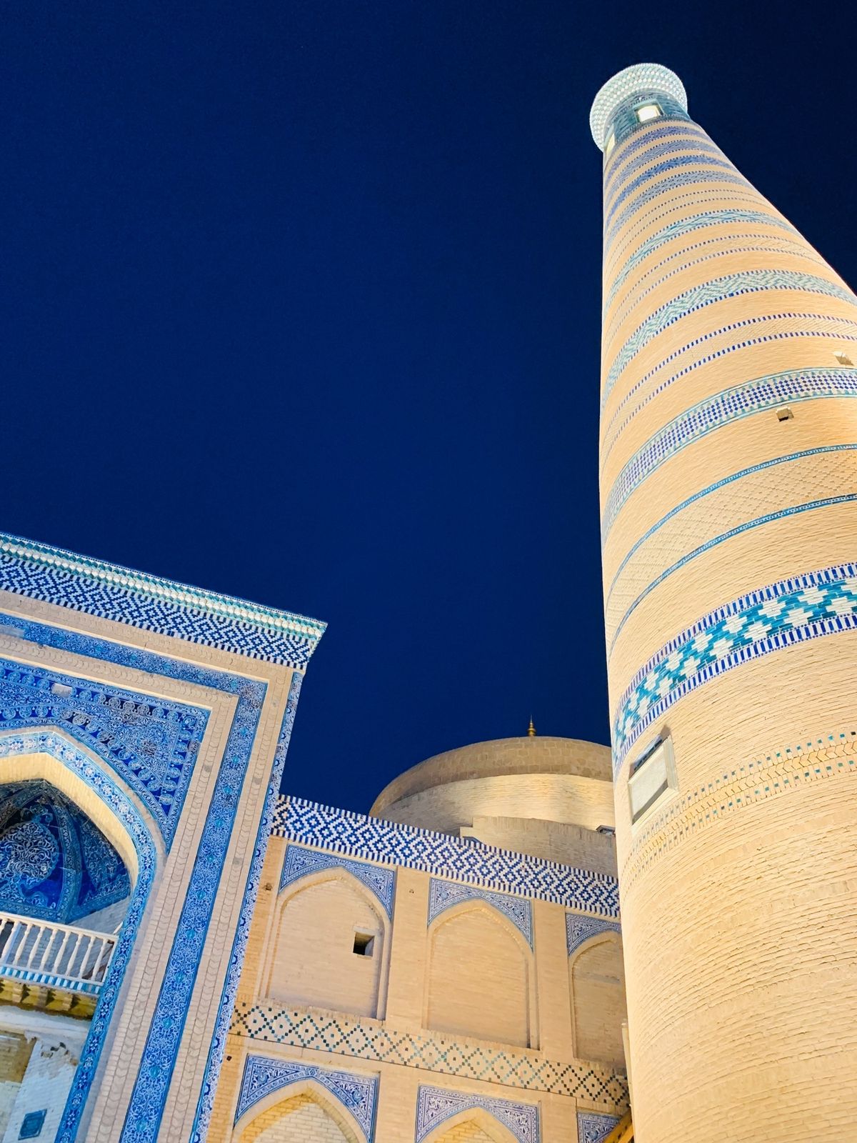 青のタイルが目に痛いくらい本当に綺麗。また行きたい国。