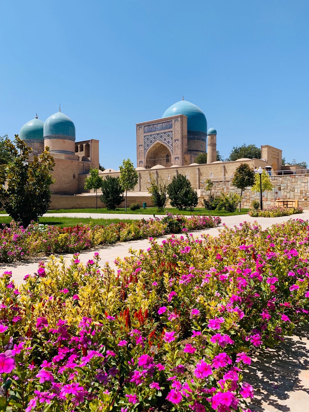 青のタイルが目に痛いくらい本当に綺麗。また行きたい国。