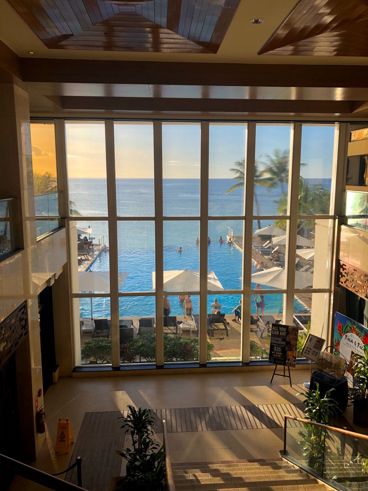 モーニングヨガしたり、アトランティスサブマンに乗船して海底探検！　台風にヒ...