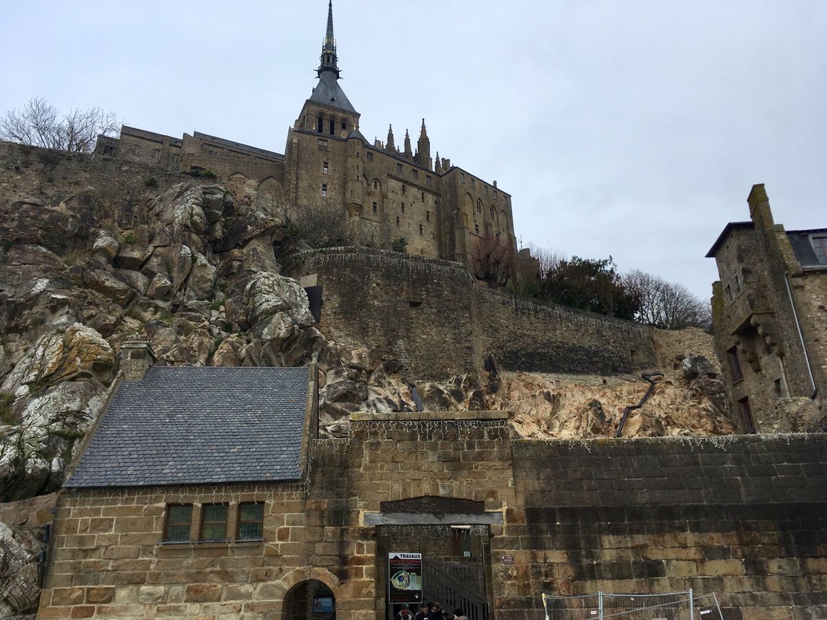 モン サンミッシェル。
電車とバスを乗り継いで行った。かなり遠かったな…で...