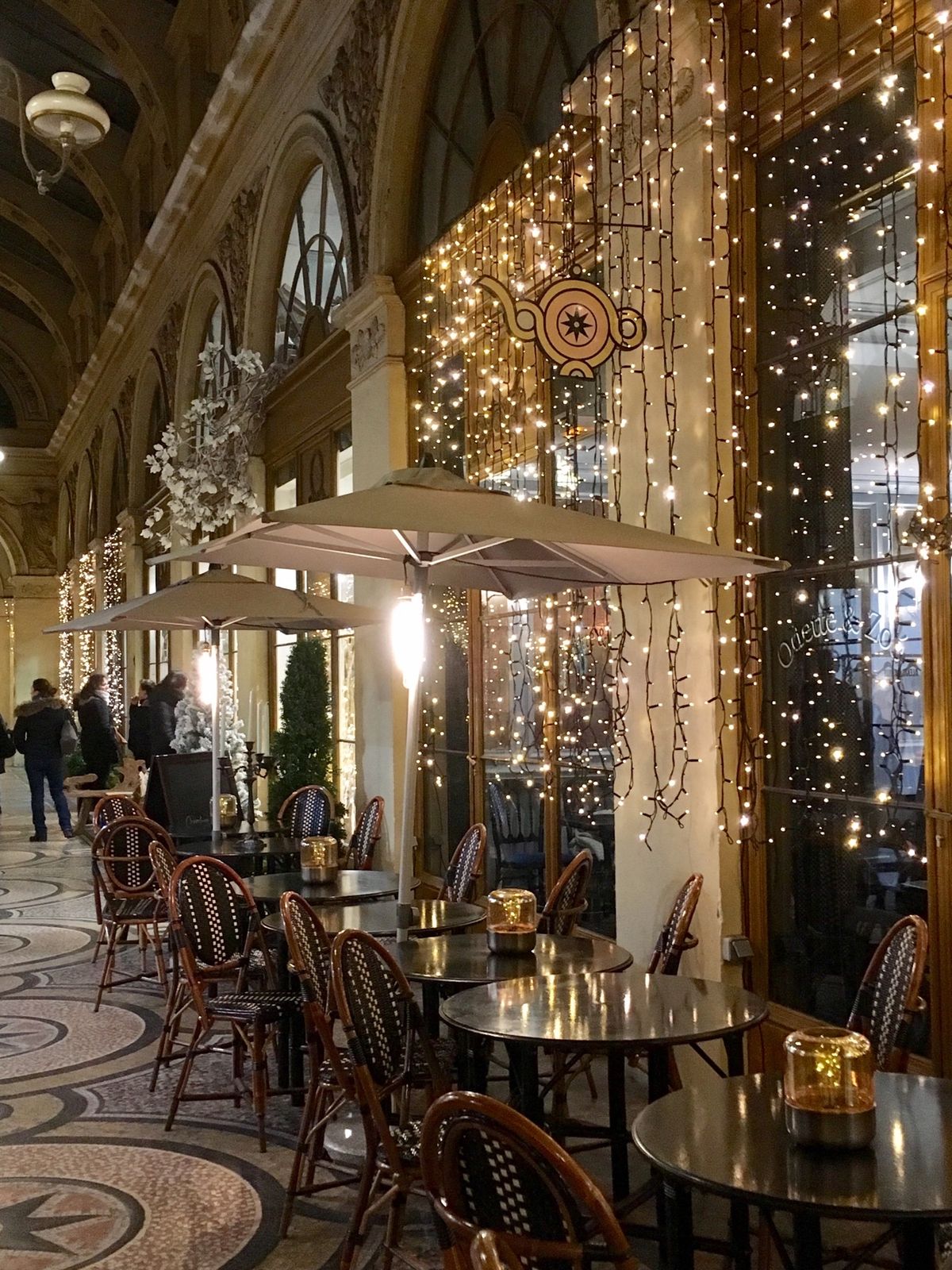 パリ市内。
ヴァンドーム広場は圧巻だった。シャネルが住んでたリッツホテルが...