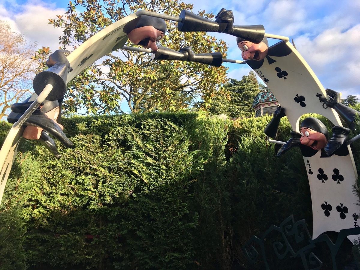 ディズニーランド・パリ。
帰りの電車が何故かずっと来なくてホームに人で溢れ...