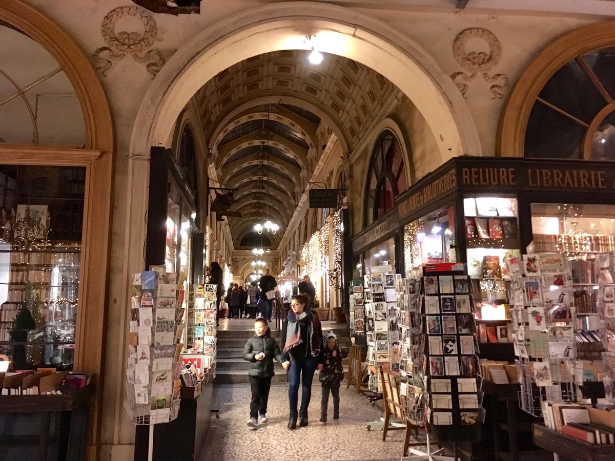 パリ市内。
ヴァンドーム広場は圧巻だった。シャネルが住んでたリッツホテルが...