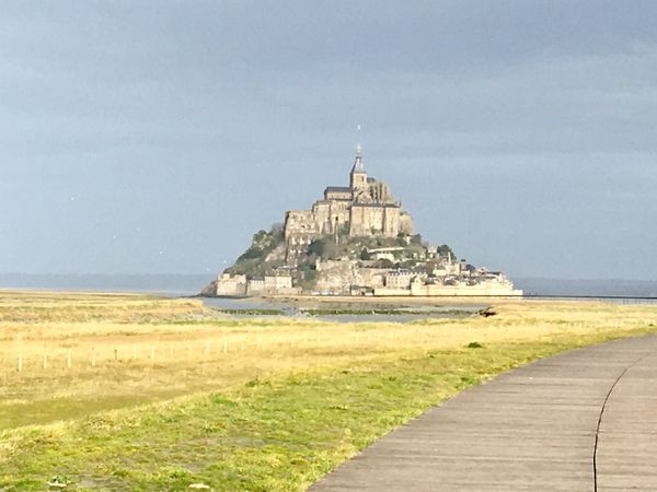 フランス「ボン　ボヤージュ！France」の写真：モン サンミッシェル。
電車とバスを乗り...