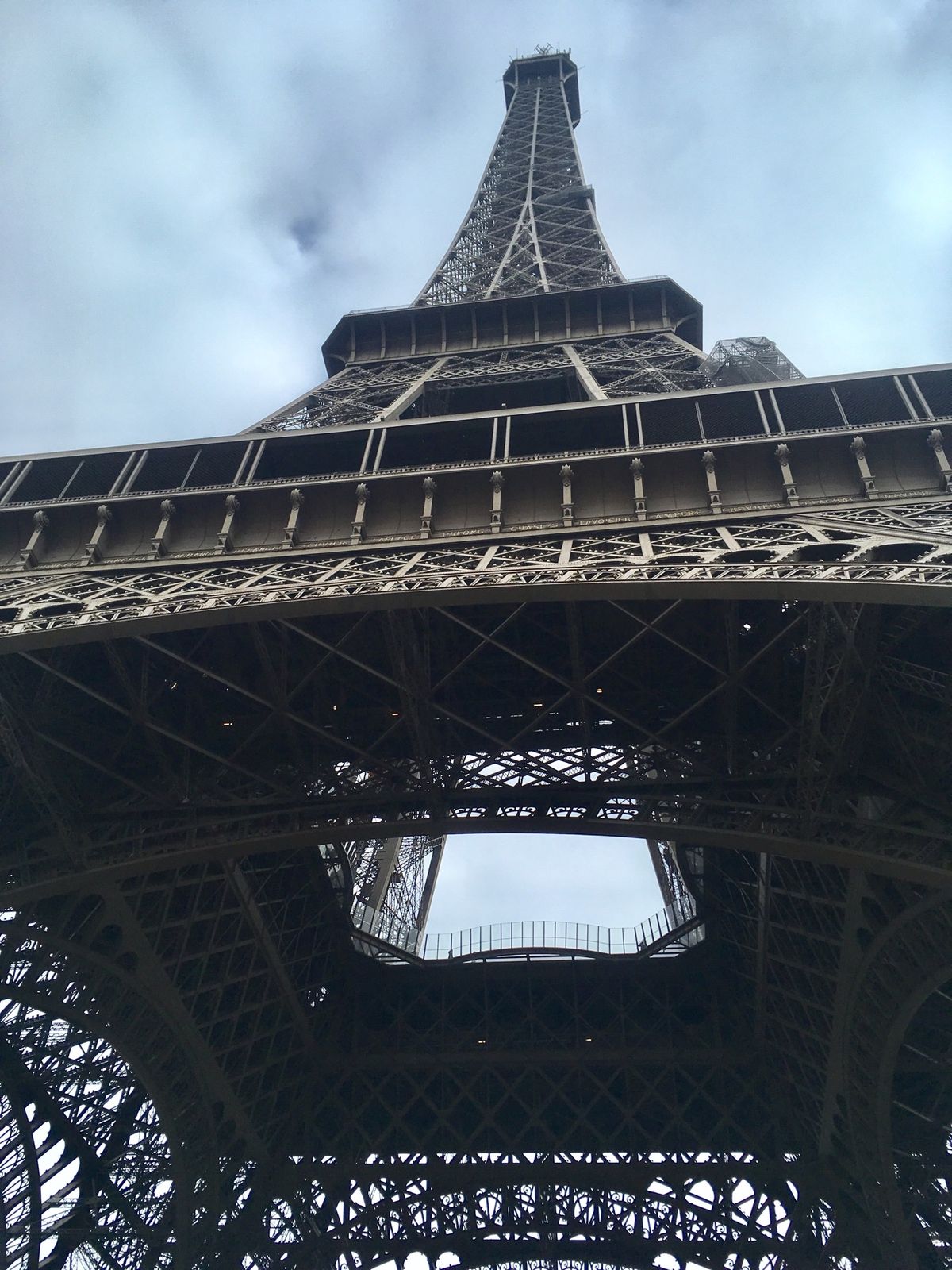 エッフェル塔。色がないところが特に好き。
夜になるとキラキラ。クリスマス前...