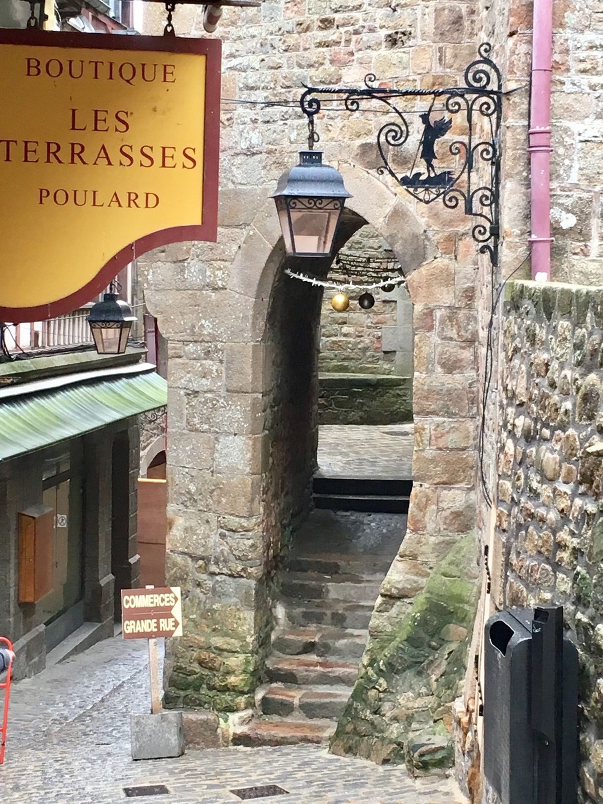 モン サンミッシェル。
電車とバスを乗り継いで行った。かなり遠かったな…で...