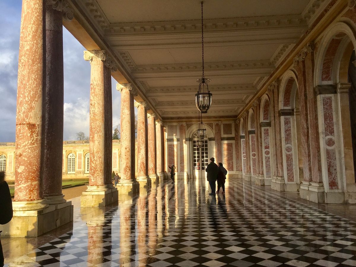 ヴェルサイユ宮殿。フランス革命あたりの世界史好きな私にとって念願の場所。
...