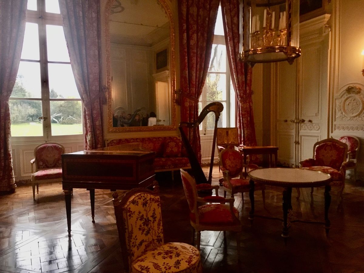 ヴェルサイユ宮殿。フランス革命あたりの世界史好きな私にとって念願の場所。
...